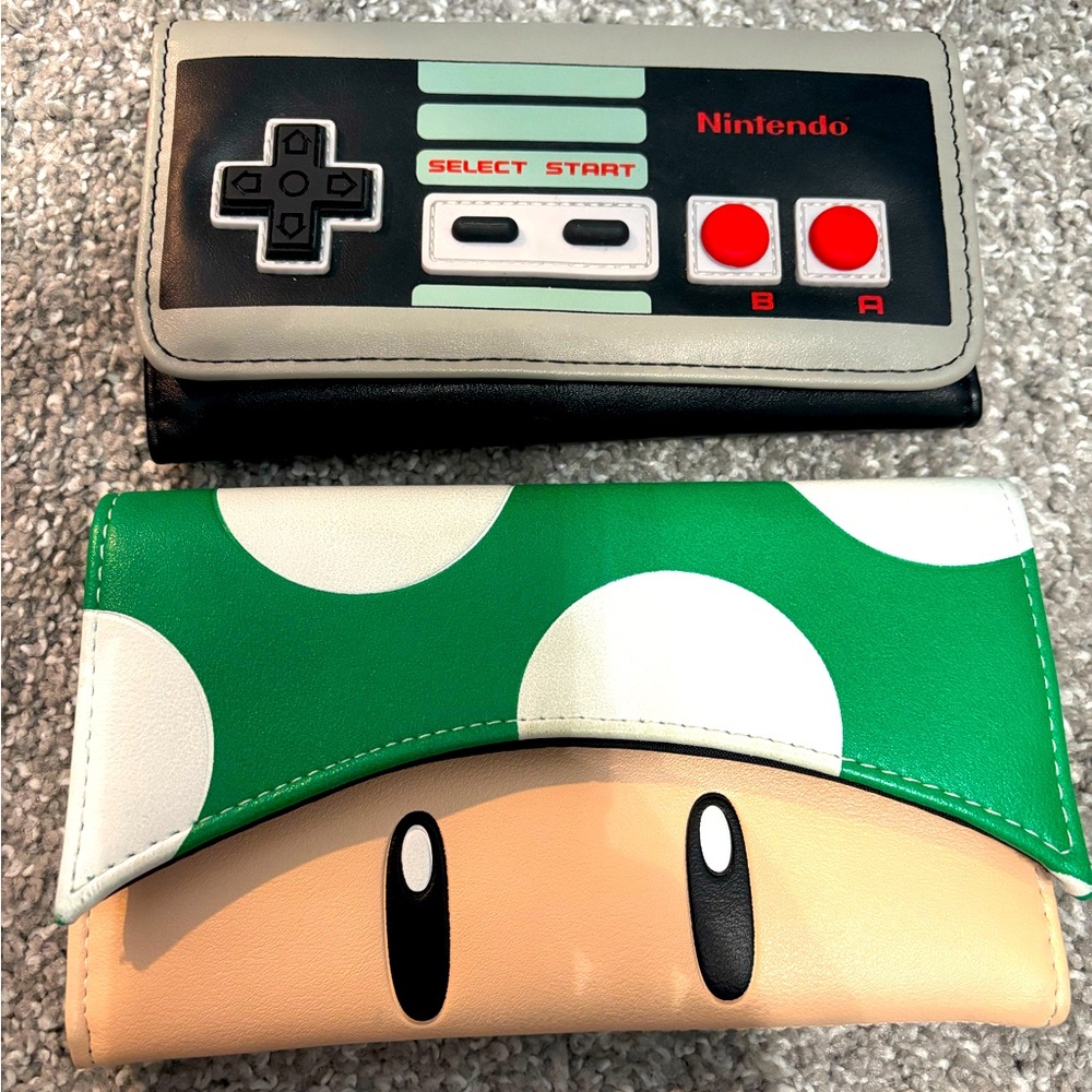 Like new, Nintendo and Mario/Toad wallet